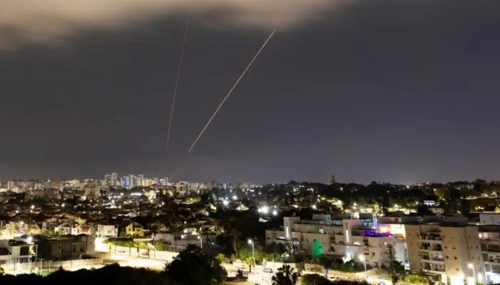 Israel dice que Irán ha lanzado más de 200 drones, misiles de crucero y balísticos