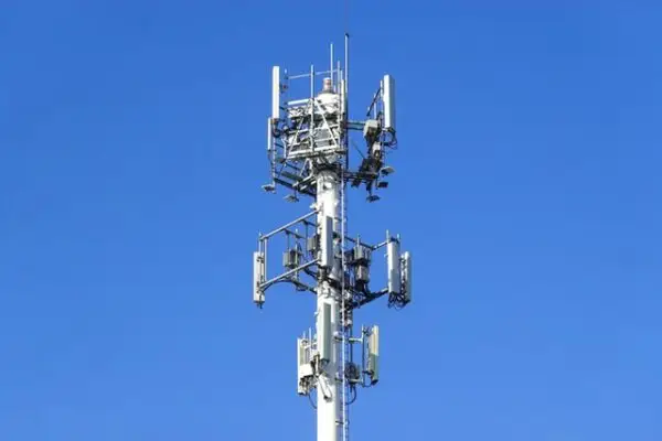 Alcalde de Vichuquén denuncia que antena instalada por WOM para mejorar señal no funciona