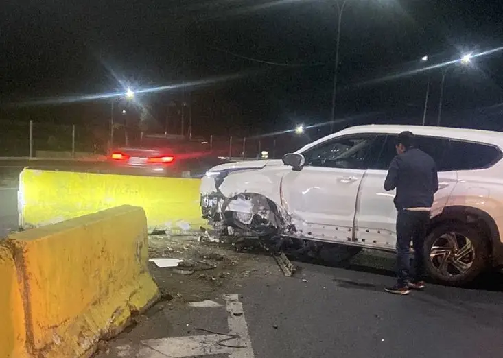 Conductor chocó contra barreras de cemento en la salida sur de Curicó
