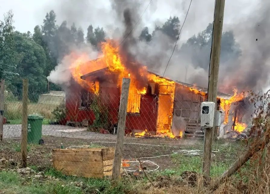 Familia de Itahue resultó damnificada tras incendio que destruyó su casa