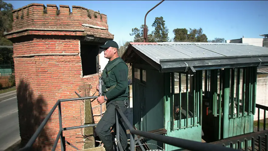Reo que intentó fugarse desde la Cárcel de Curicó recibió cinco balazos de gendarme
