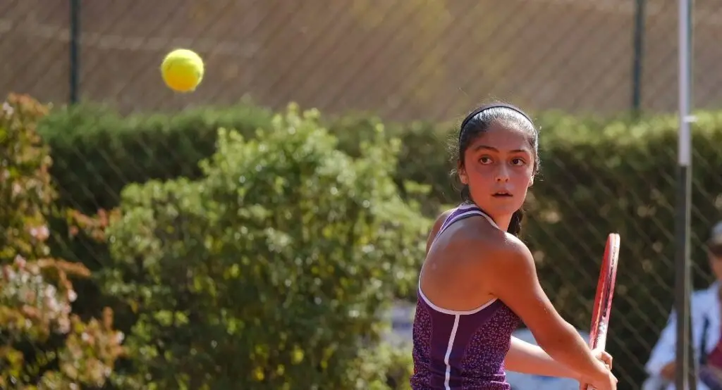 Tenista curicana alcanzó lo más alto del ranking nacional en categoría Sub 16