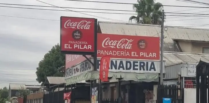 Denuncian a panadería curicana por contaminación y obstrucción de tránsito en El Boldo