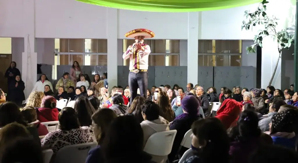 Municipio de Licantén realizó show musical para celebrar el Día de la Madre