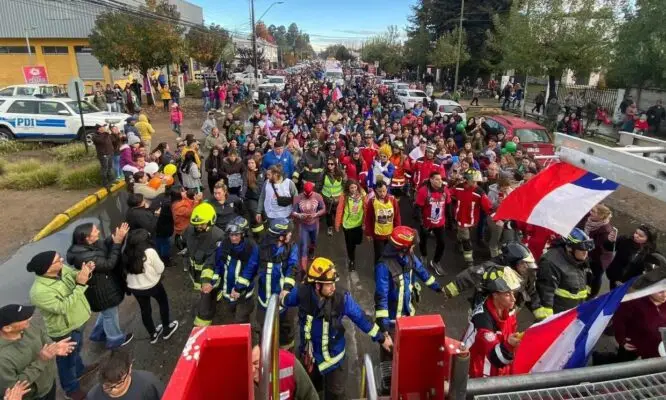 Bomberos del Maule acompañan a Camila Gómez en su caminata por la región
