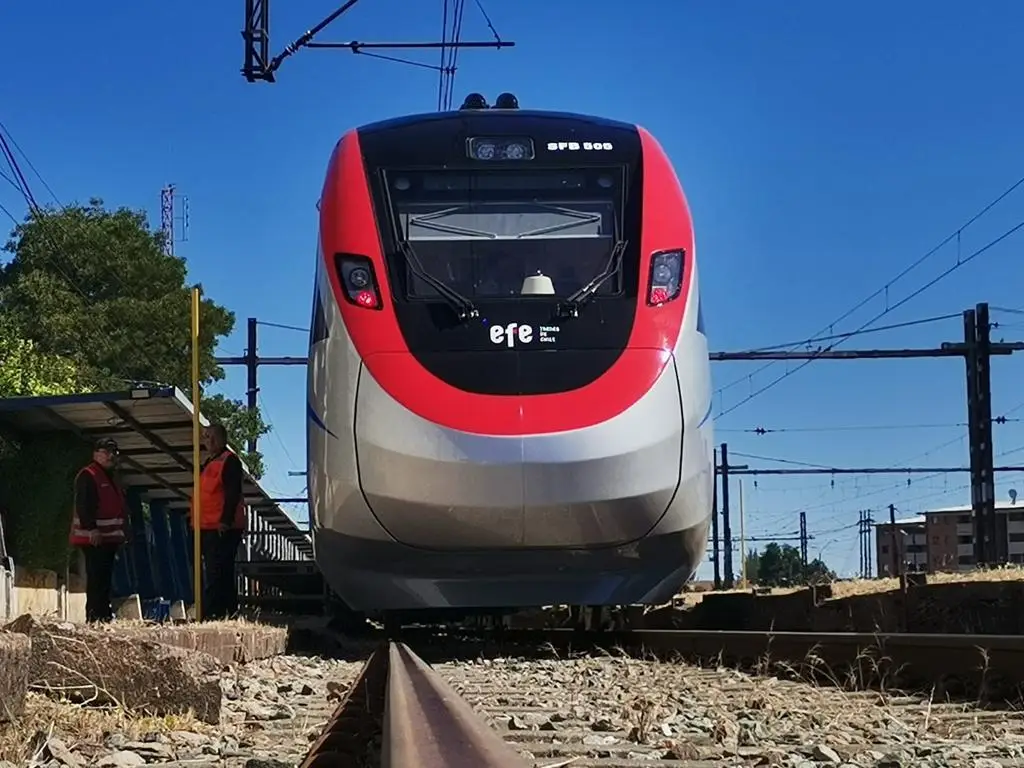 Precandidato criticó no detención del tren rápido en la Estación Curicó: “Me siento baipaseado”