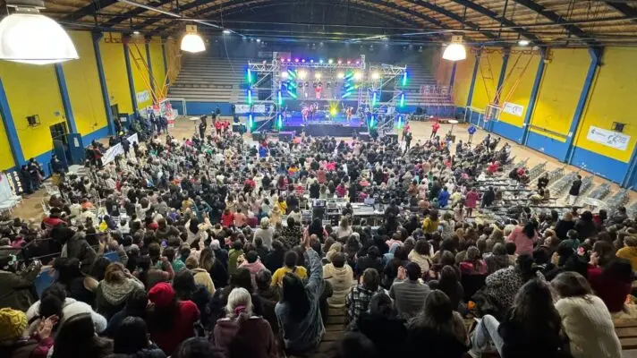 Mamás de Curicó celebraron su día en show musical organizado por el municipio