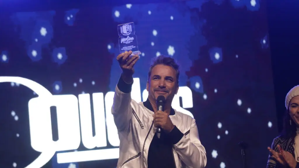 Municipio de Molina festejó el Día de la Madre con show de Douglas y feria de emprendedores