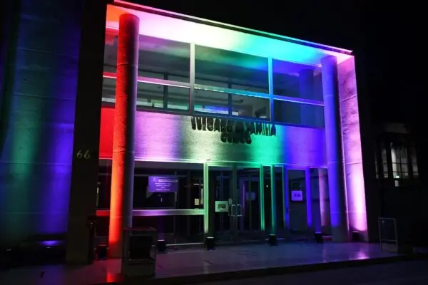 Juzgado de Familia fue iluminado por el Día Internacional contra la Homofobia, Transfobia y Bifobia