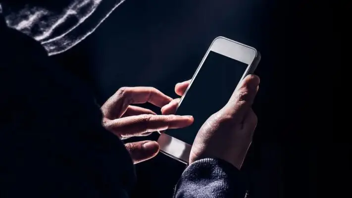 Policía de Curicó busca a cliente bancario que hurtó celulares y dejó su carnet