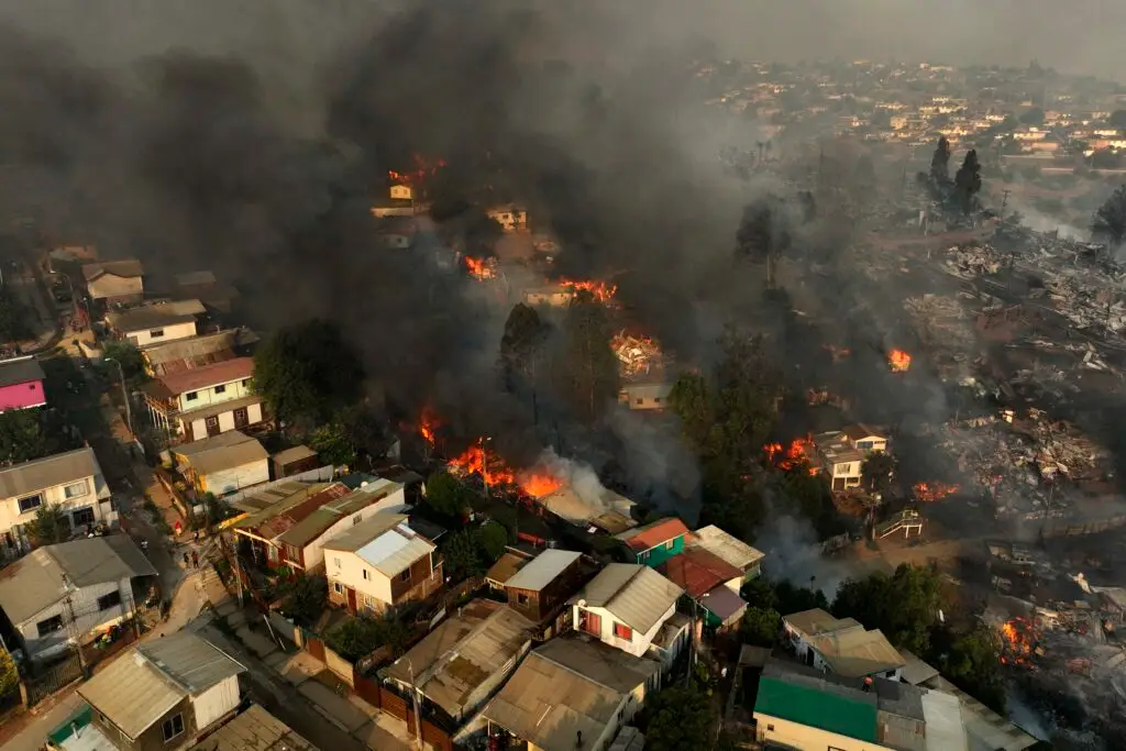 Detienen a bombero y funcionario de Conaf acusados de provocar el incendio que causó 137 muertes en Valparaíso