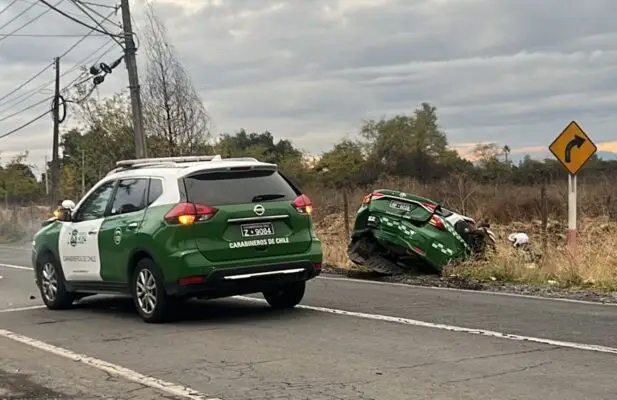 Carabinera sufrió heridas graves tras colisión y volcamiento de patrulla en Sarmiento