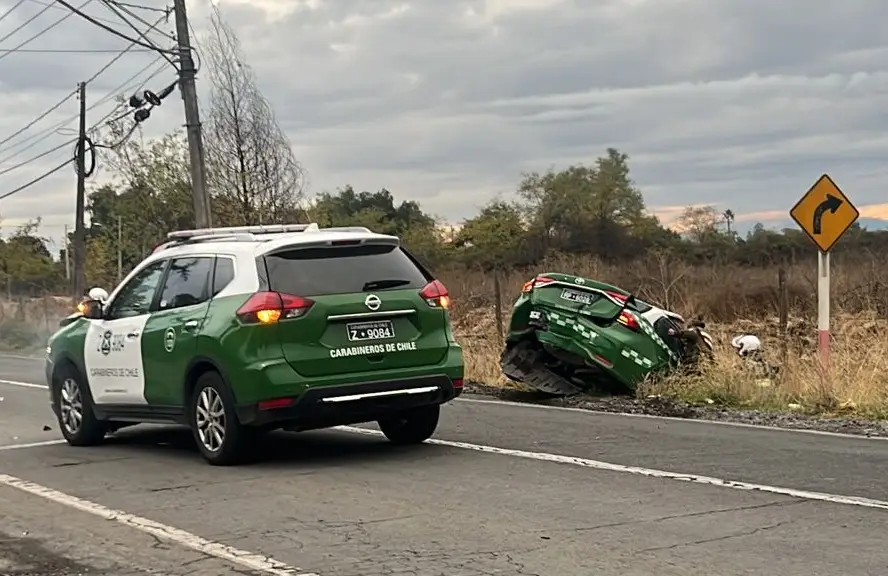 Carabinera sufrió heridas graves tras colisión y volcamiento de patrulla en Sarmiento