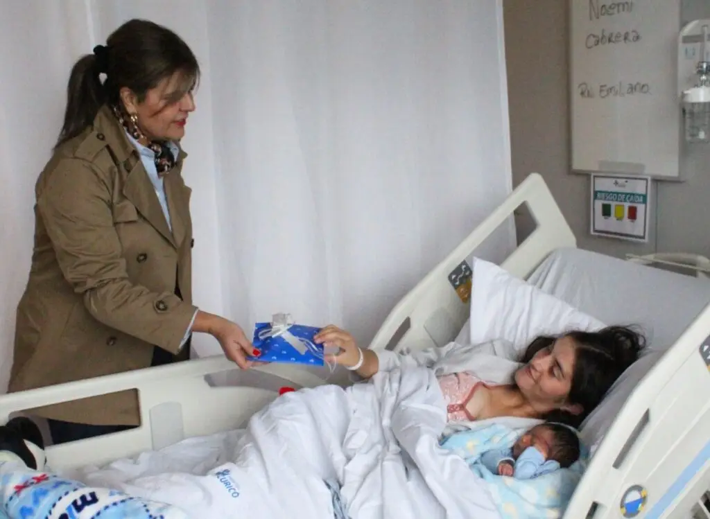 Multihogar entregó regalos a nuevas madres en el Hospital de Curicó