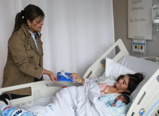 Multihogar entregó regalos a nuevas madres en el Hospital de Curicó