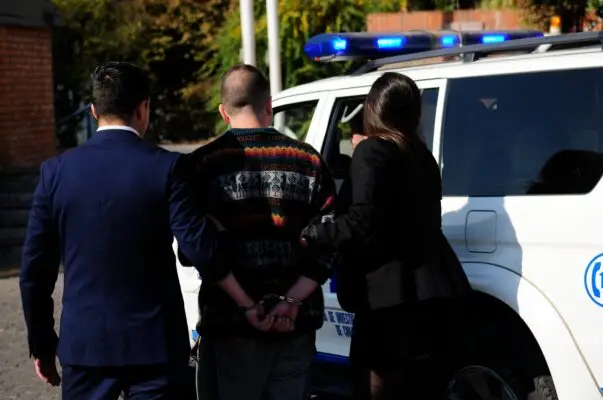 Sujeto que lanzaba drogas a la cárcel de Curicó quedó en prisión preventiva
