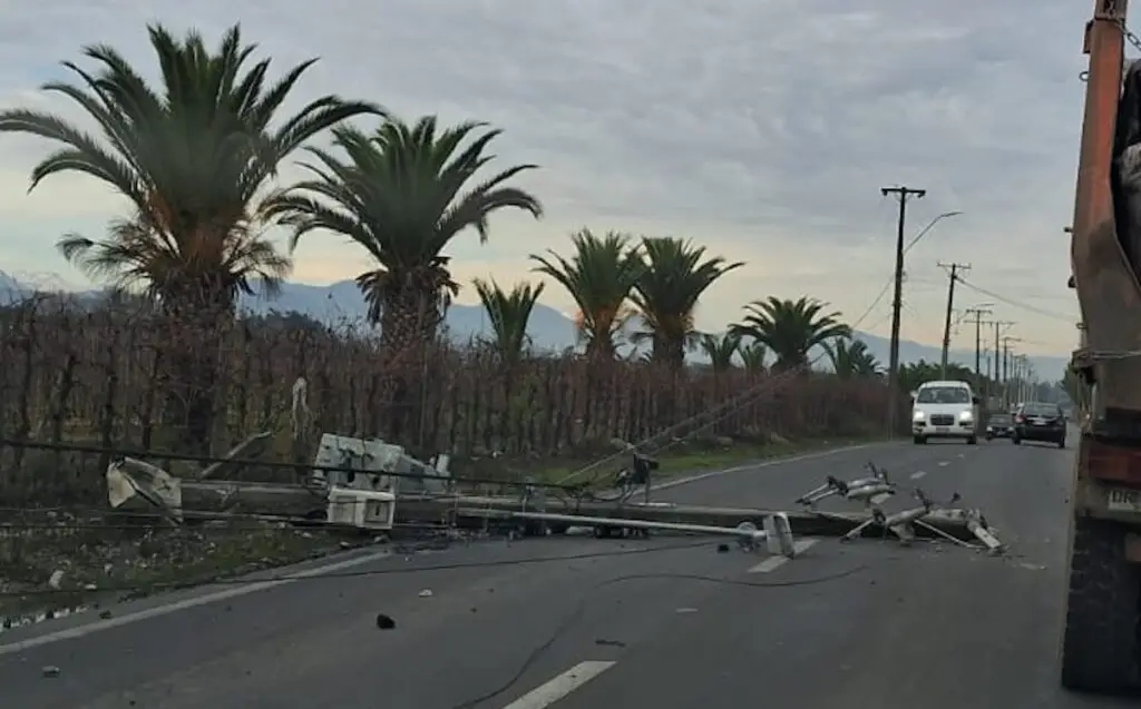 Interrumpen tránsito a Los Guindos por choque de poste eléctrico
