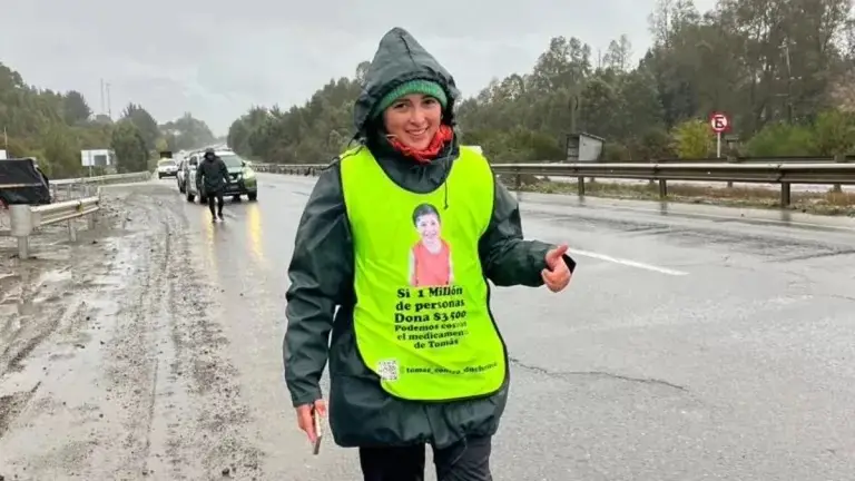 Mamá que camina por su hijo de Chiloé a Santiago llegará el 22 de mayo a Molina