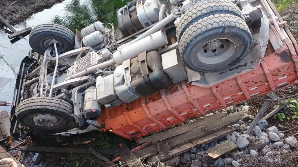 Camión tolva destruyó puente de madera en Los Niches