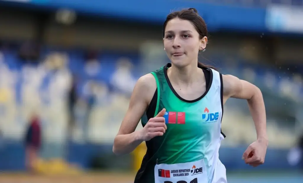 Florencia Rojas e Isidora Moya destacaron en el Interescolar de Atletismo realizado en el Estadio Nacional