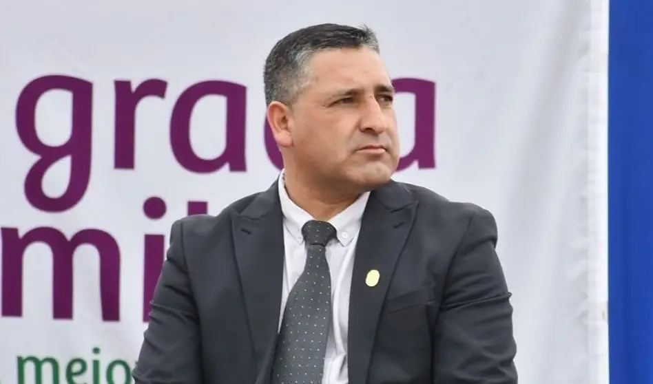 "Agresión verbal, además de lanzar mesas y sillas": Concejal de Sagrada Familia es acusado por funcionarios municipales