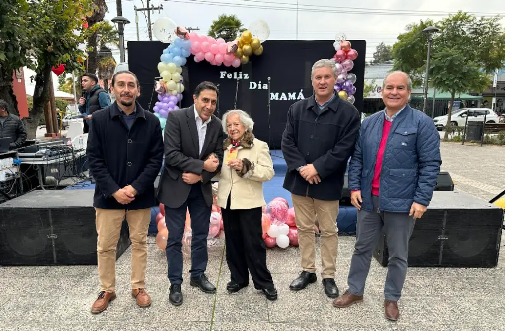 Municipio de Romeral celebró el Día de la Madre con homenaje en la Plaza de Armas
