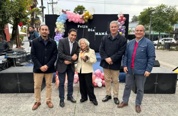 Municipio de Romeral celebró el Día de la Madre con homenaje en la Plaza de Armas