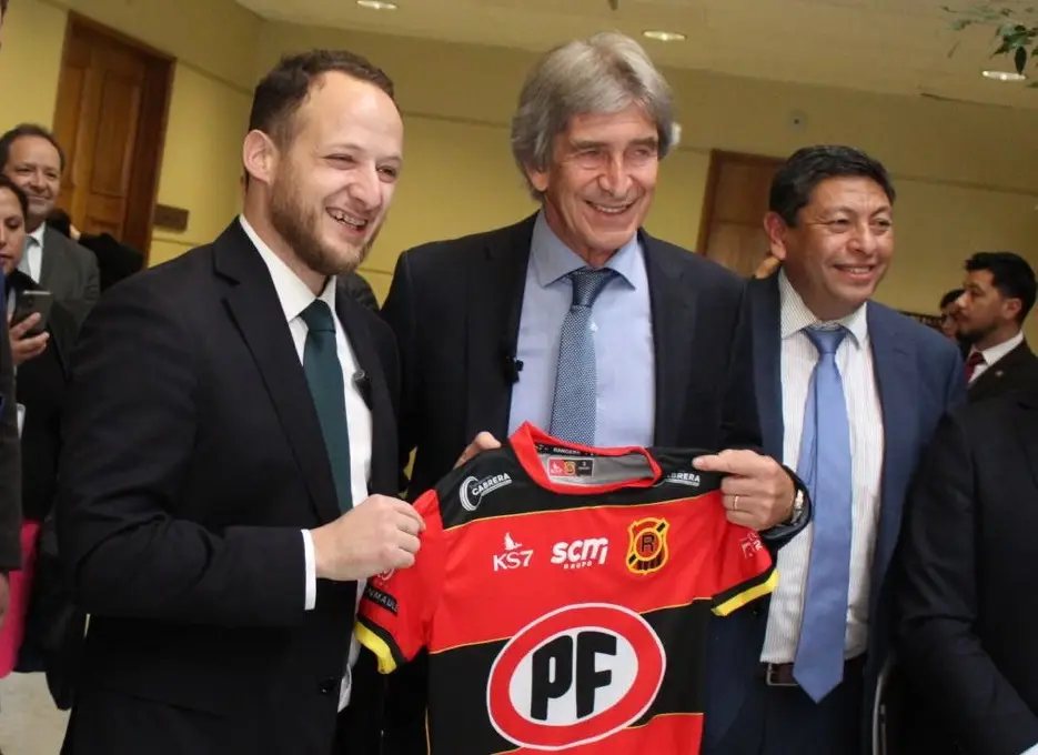Cámara Baja realizó homenaje a Manuel Pellegrini y diputado Guzmán le regaló camiseta de Rangers de Talca