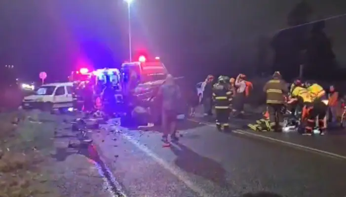 Un muerto y seis heridos deja colisión frontal en Linares
