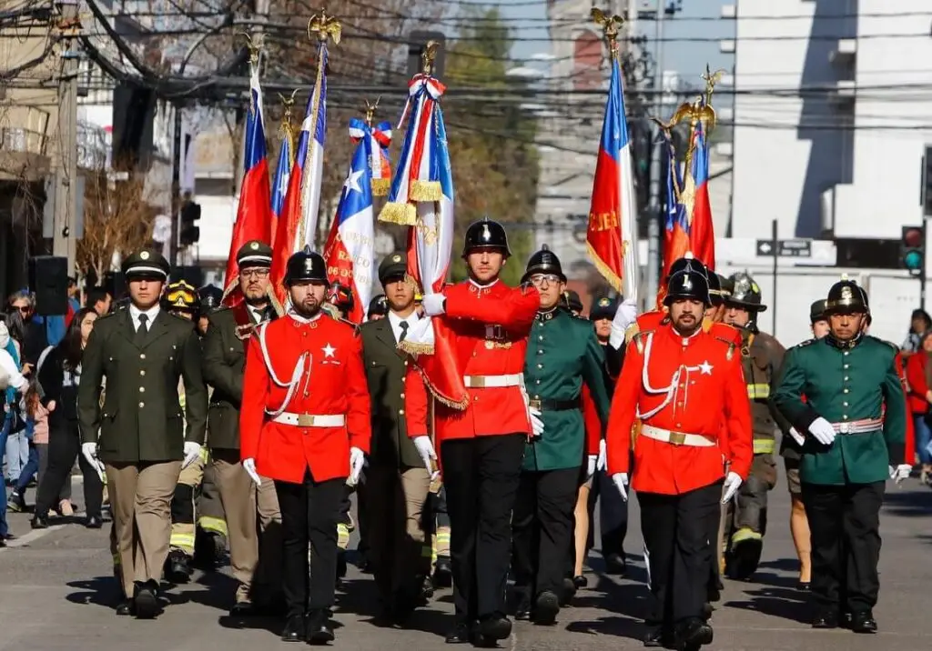 Distinciones marcan desfile provincial de Bomberos en Curicó