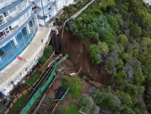 Lluvias provocan socavón de 30 metros y evacuación "voluntaria" de edificio Euromarina II en Reñaca