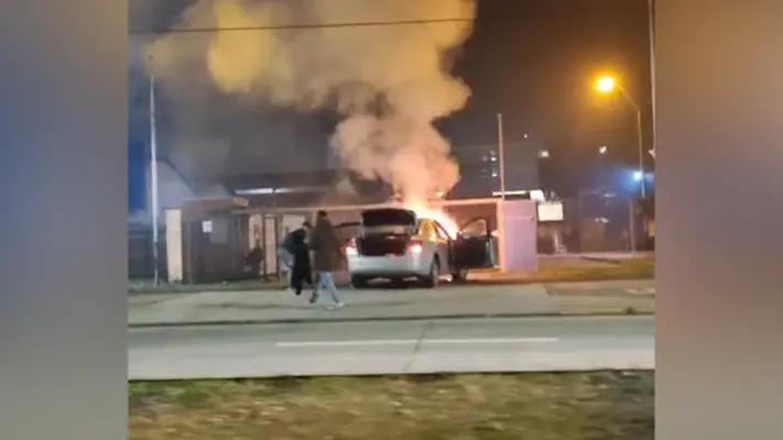Automóvil se incendió en Avenida Alessandri de Curicó