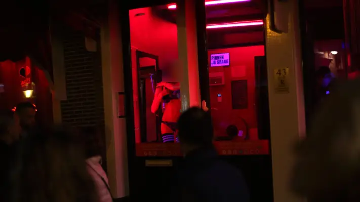 Excarabineros se hicieron pasar por fiscalizadores para obtener favores sexuales en club nocturno de Santiago