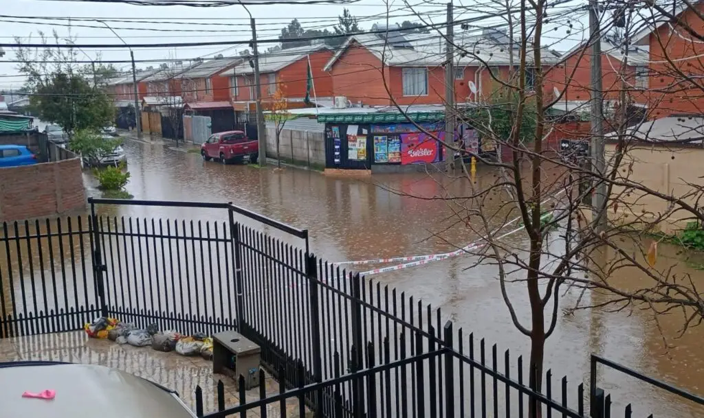Vecinos de Villa Parque Los Guindos de Sarmiento amanecieron inundados tras lluvias por sistema frontal