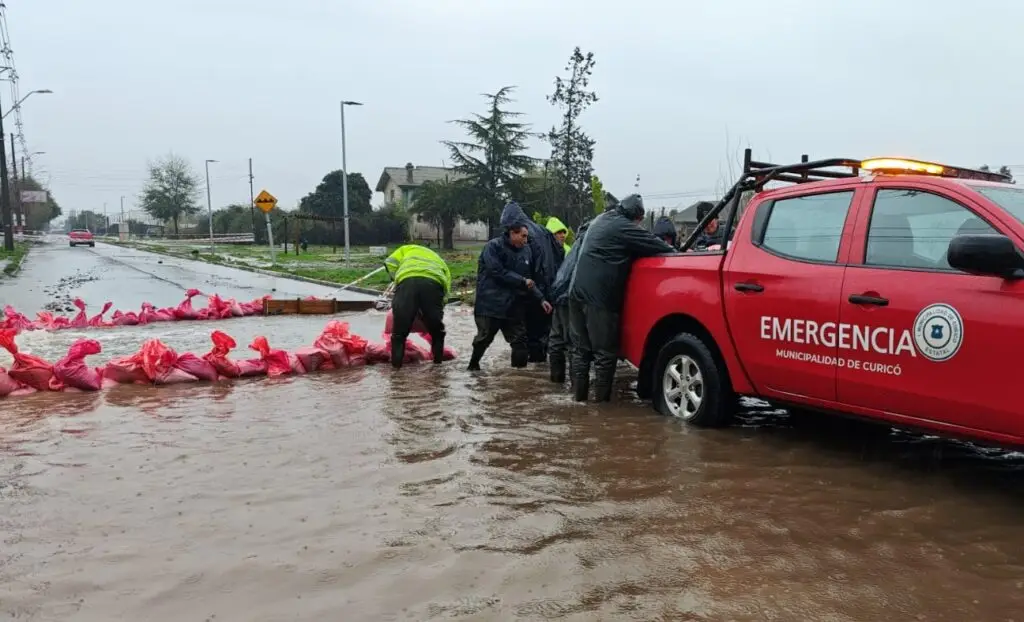 Equipos de Emergencia Municipal de Curicó se despliegan en puntos críticos durante las lluvias