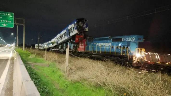 Tren de pasajeros de EFE choca con convoy de carga en San Bernardo