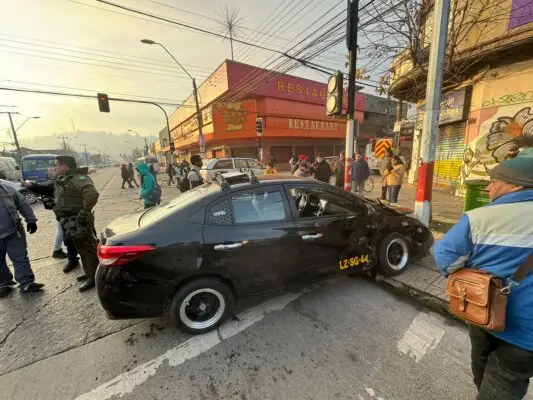 Cinco lesionados deja accidente automovilístico en el centro de Curicó