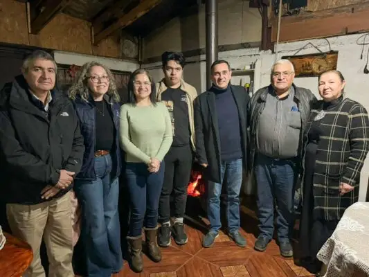 Municipio de Curicó entrega en comodato un catre clínico a vecina de Sarmiento