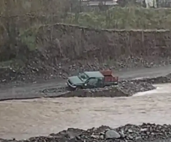 Camioneta estuvo a punto de ser arrastrada por corriente del estero Guaiquillo en Curicó