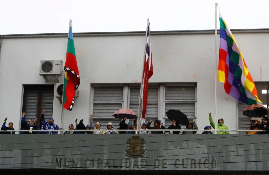 Municipio de Curicó izó bandera Mapuche y de Pueblos Originarios en su día