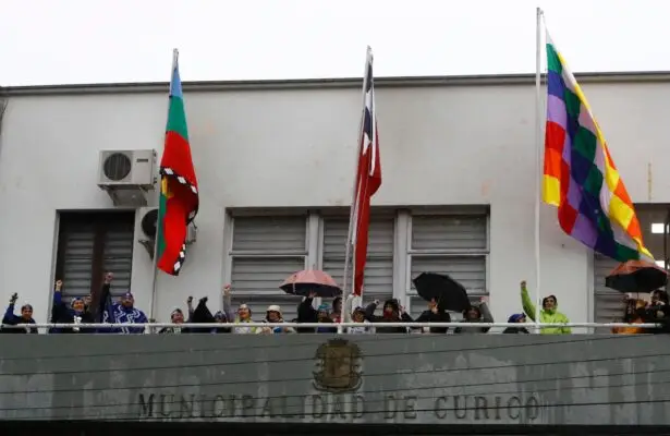 Municipio de Curicó izó bandera Mapuche y de Pueblos Originarios en su día