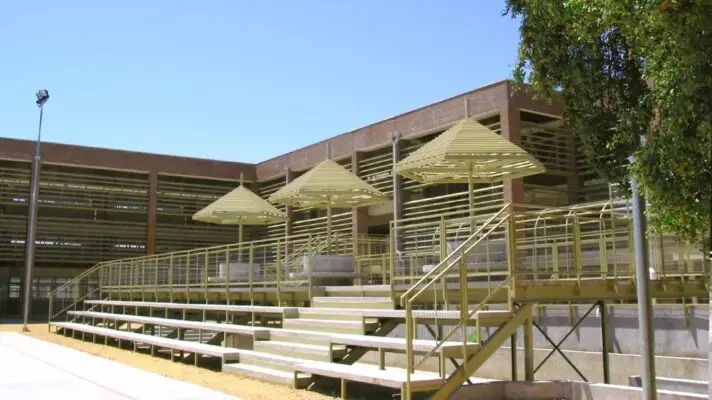 Padres en alerta por caída de alumno en Escuela España