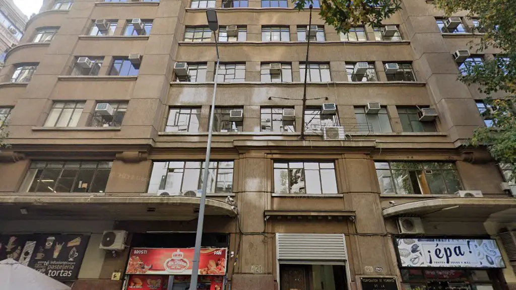 "Sujeto escaló hasta el tercer piso, ingresando por una ventana": Investigan robo de computadores en oficinas de Corfo en Santiago
