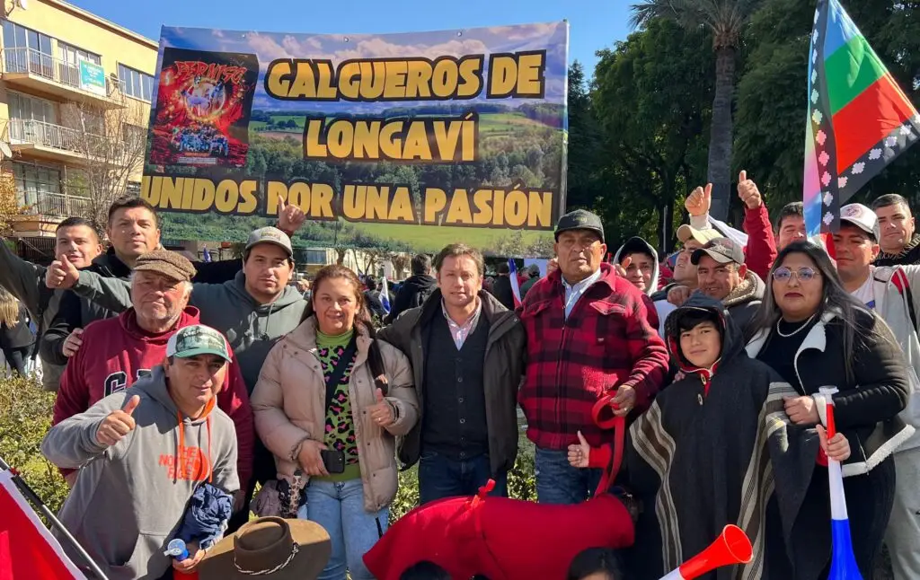 Candidato a gobernador del Maule Álvarez-Salamanca se unió a protesta a favor de carreras de perros frente al Congreso