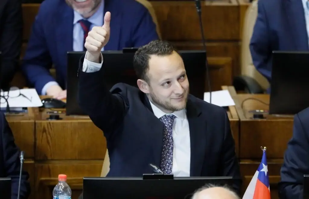 Diputado Guzmán valora aprobación de indicación para que personas mayores accedan a espectáculos con tarifa rebajada