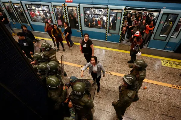 Estudiantes secundarios llaman a "semana de evasión" en el Metro de Santiago