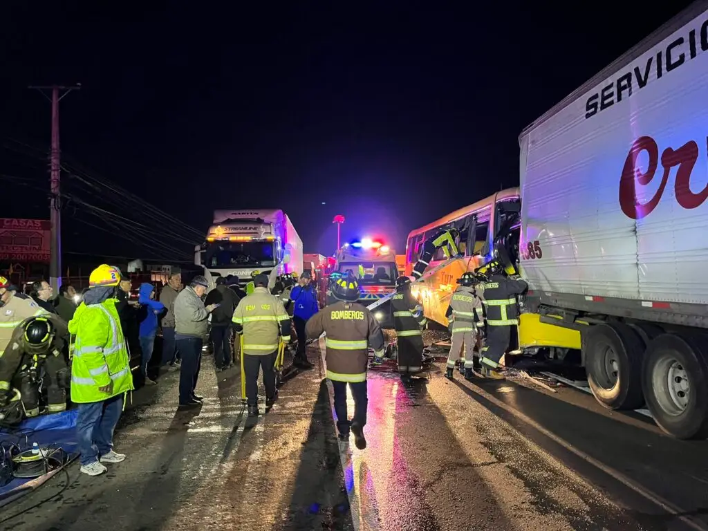 Dos muertos y varios heridos tras grave accidente entre camión y bus interurbano en la Ruta 5 Sur