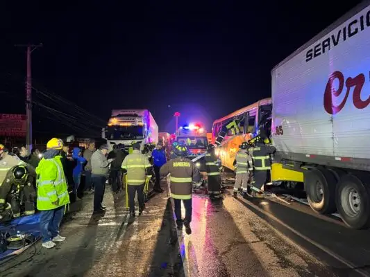 Dos muertos y varios heridos tras grave accidente entre camión y bus interurbano en la Ruta 5 Sur