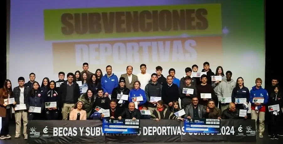 Entregan becas y subvenciones municipales al deporte curicano