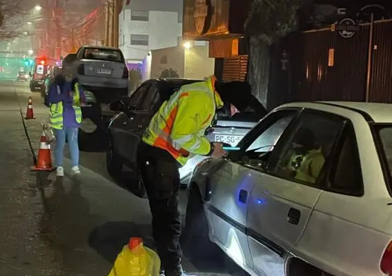 Fiscalización nocturna de municipio de Curicó y Carabineros dejó cuatro detenidos